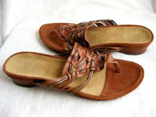 CLARKS Artisan Womens BROWN LEATHER THONG SANDALS sz 9 Flat Shoes 