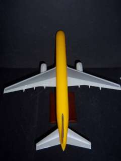 MODEL AIRCRAFT DHL BOEING 767 SCALE 1/100 Plastic STAND Yellow W381 JJ 
