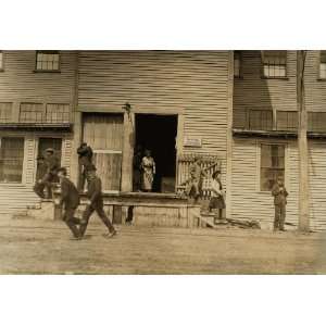  1909 child labor photo Noon hour, Sanford Mfg. Co., Sanford 