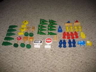THOMAS THE TRAIN ACCESORIES, 45 PIECES. SIGNS, BUSHES, PEOPLE, ETC 