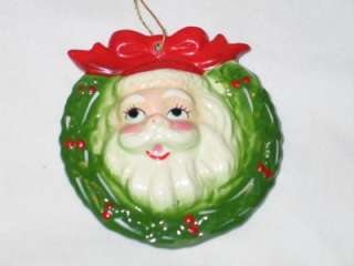 Vintage Christmas Ceramic Santa in Wreath Ornament 1950s T9  
