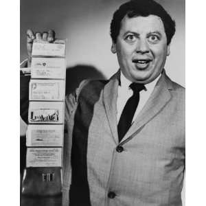  1960 photo Marty Allen holding wallet with six credit 